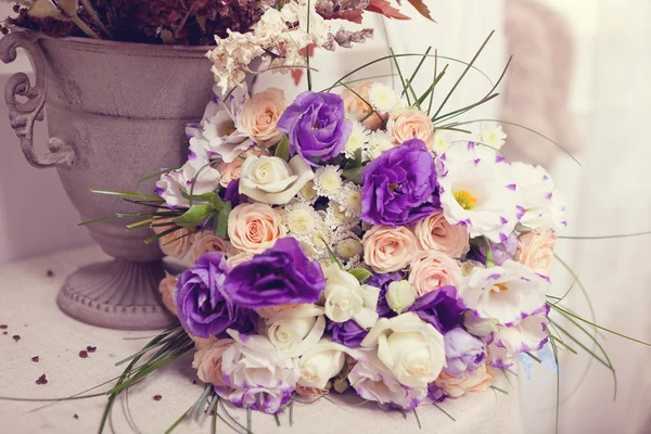 Pink lilac bouquet with antique vase — Stock Photo, Image