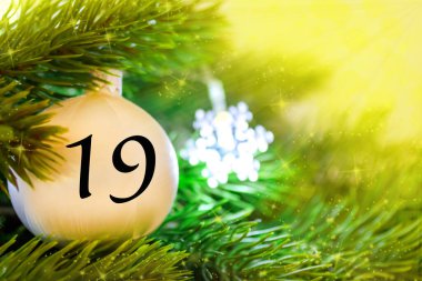 Noel takvimi için bir numara içeren Noel süslemeleri (top)