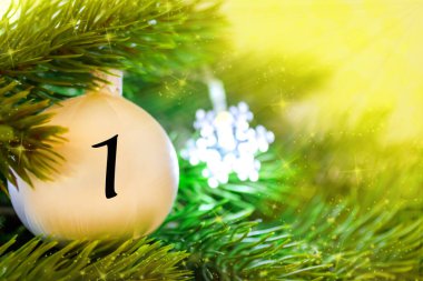 Noel takvimi için bir numara içeren Noel süslemeleri (top)