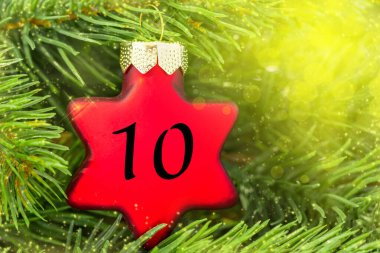 Noel ağacında Noel süsleri (kırmızı yıldız)