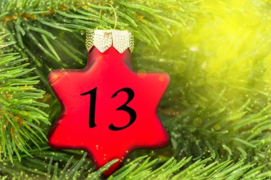 Noel ağacında Noel süsleri (kırmızı yıldız)