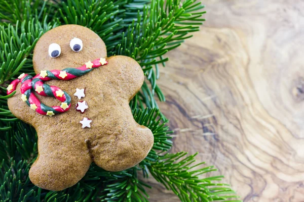 Hombre Jengibre Con Decoraciones Navideñas Muchas Ramas Abeto — Foto de Stock