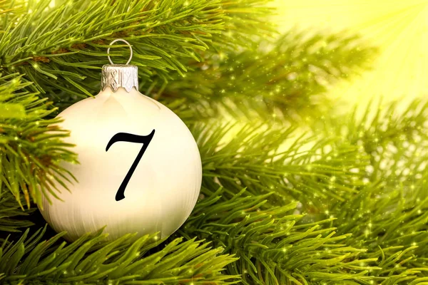 クリスマスのカレンダーの番号を持つクリスマスの装飾 ボール — ストック写真