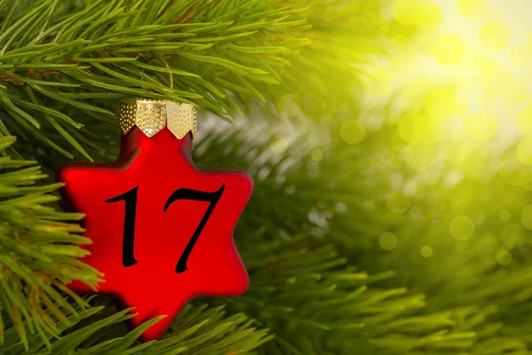 クリスマスツリー上のクリスマス飾り 赤い星 — ストック写真