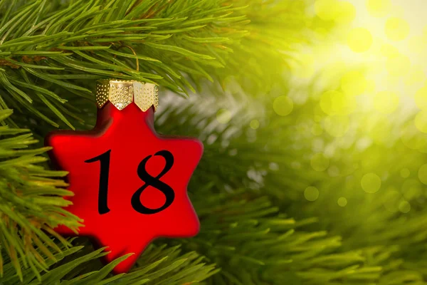 クリスマスツリー上のクリスマス飾り 赤い星 — ストック写真