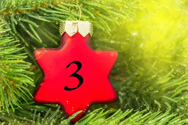 Noel ağacında Noel süsleri (kırmızı yıldız)