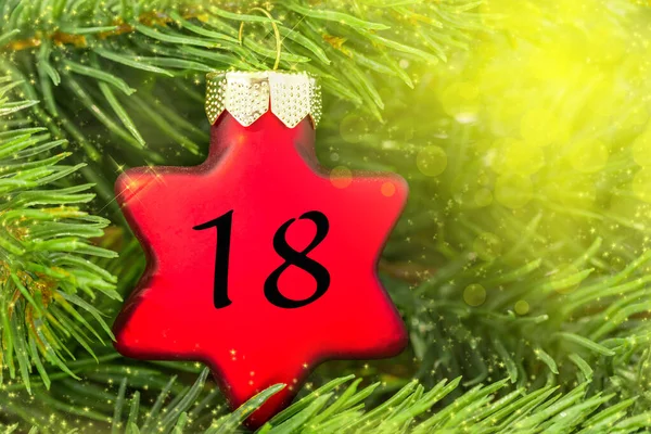 Noel ağacında Noel süsleri (kırmızı yıldız)