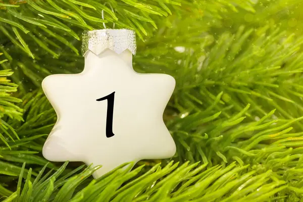 Una Stella Bianca Sull Albero Natale Con Numero — Foto Stock