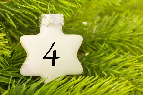 クリスマスツリーの白い星の数は — ストック写真