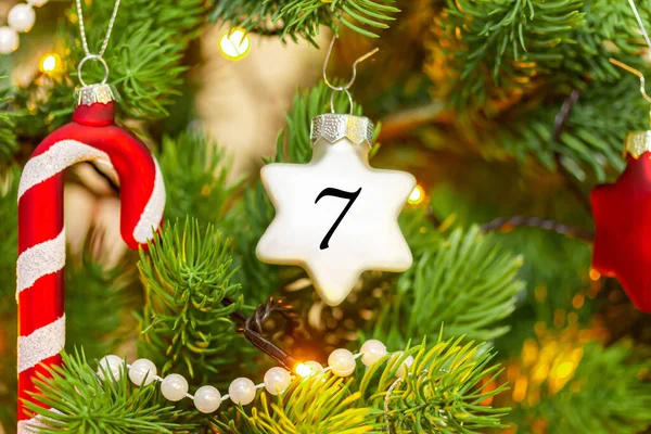 クリスマスカレンダーの数字が書かれたクリスマスツリーの星 — ストック写真