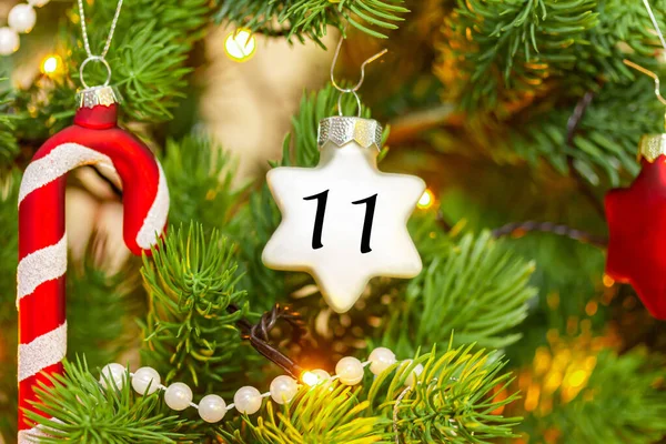 Een Ster Aan Kerstboom Met Een Nummer Van Kerstkalender — Stockfoto