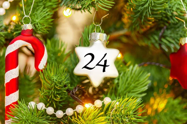 Una Stella Sull Albero Natale Con Numero Del Calendario Natalizio — Foto Stock