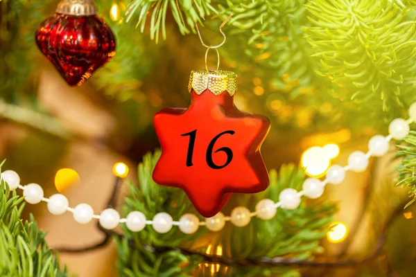 Una Stella Sull Albero Natale Con Numero Del Calendario Natalizio Fotografia Stock