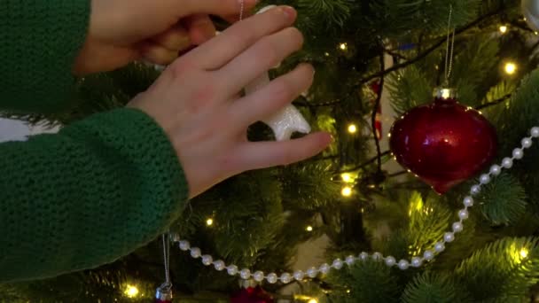 Uma Bela Árvore Natal Está Decorada — Vídeo de Stock