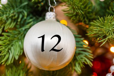 Noel takvimi için bir numara içeren Noel süslemeleri (top)