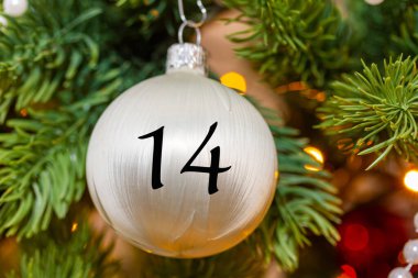 Noel takvimi için bir numara içeren Noel süslemeleri (top)