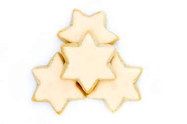 Birçok tarçın yıldızı beyaz arkaplanda uzanır