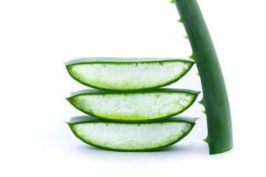 Aloe vera beyaz arkaplan önünde parçalar halinde