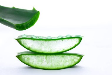 Aloe vera beyaz arkaplan önünde parçalar halinde
