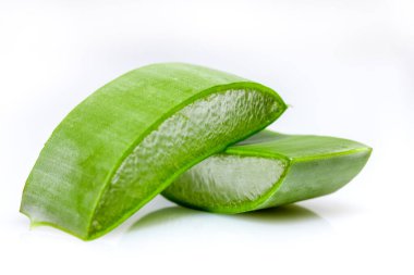 Aloe vera beyaz arkaplan önünde parçalar halinde