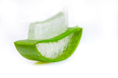 Aloe vera beyaz arkaplan önünde parçalar halinde