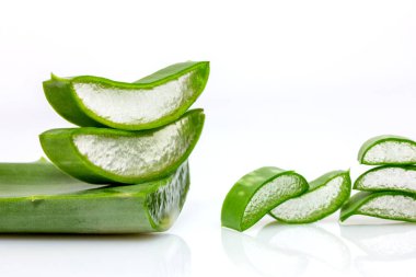 Aloe vera beyaz arkaplan önünde parçalar halinde