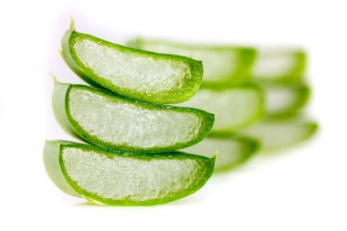 Aloe vera beyaz arkaplan önünde parçalar halinde
