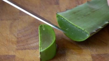Aloe Vera tahta bir tahtanın üzerinde küçük parçalara ayrılır.