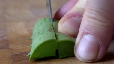 Aloe Vera tahta bir tahtanın üzerinde küçük parçalara ayrılır.