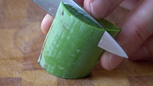 Aloe vera se krájí na malé kousky na dřevěné desce