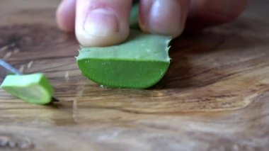 Aloe Vera tahta bir tahtanın üzerinde küçük parçalara ayrılır.