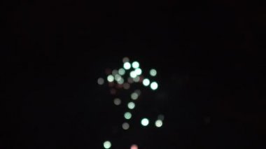 Bulanık efektli güzel bir havai fişek.