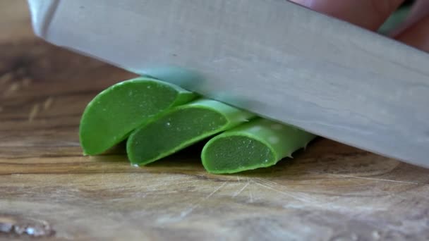 Aloe Vera Est Coupé Petits Morceaux Sur Une Planche Bois — Video