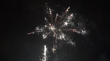 Yeni yıl arifesinde güzel bir havai fişek.
