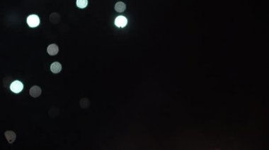 Bulanık efektli güzel bir havai fişek.