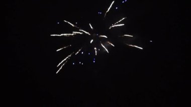 Yeni yıl arifesinde güzel bir havai fişek.