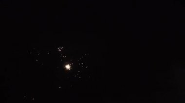 Yeni yıl arifesinde güzel bir havai fişek.