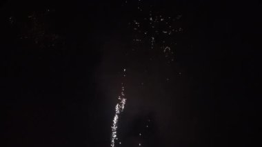 Geriye doğru koşan güzel bir havai fişek.