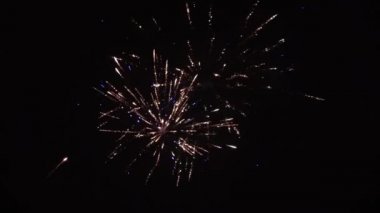 Yeni yıl arifesinde güzel bir havai fişek.