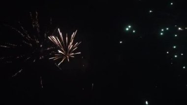 Yeni yıl arifesinde güzel bir havai fişek.