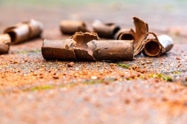 Yılbaşı gecesi patlayan havai fişekler sokakta.