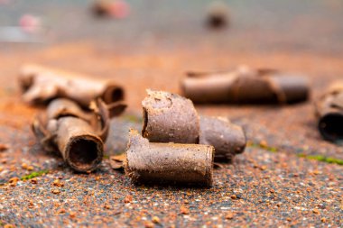 Yılbaşı gecesi patlayan havai fişekler sokakta.