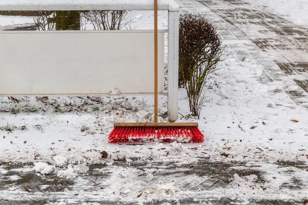 Μια Σκούπα Για Καθαρίσει Μονοπάτια Του Χιονιού — Φωτογραφία Αρχείου