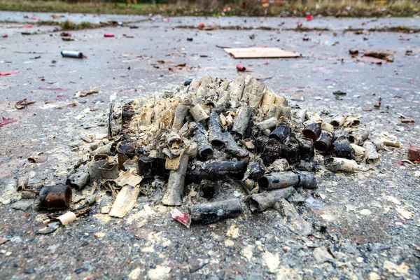 Yılbaşı gecesi patlayan havai fişekler sokakta.