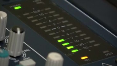 Bir müzik stüdyosunda gitar çalmaya yakın.