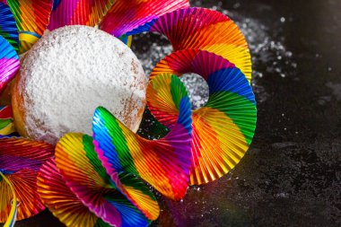 Pudra şekeri ve parti dekorasyonlu gözleme (Berliner)