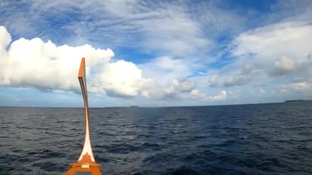 Ένα Dhoni Ένα Ιστιοφόρο Maldivian Πλέει Πάνω Από Θάλασσα Γρήγορη — Αρχείο Βίντεο