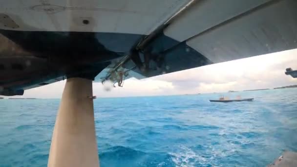 Mit Dem Wasserflugzeug Vom Meer Abheben — Stockvideo