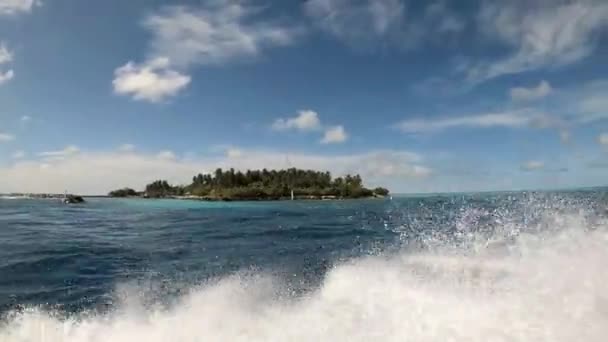 Malý Krásný Ostrov Tyrkysově Modrá Voda Pohled Lodi — Stock video
