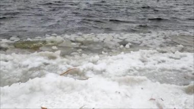 Buz dondurucu soğukta gölde yüzer.